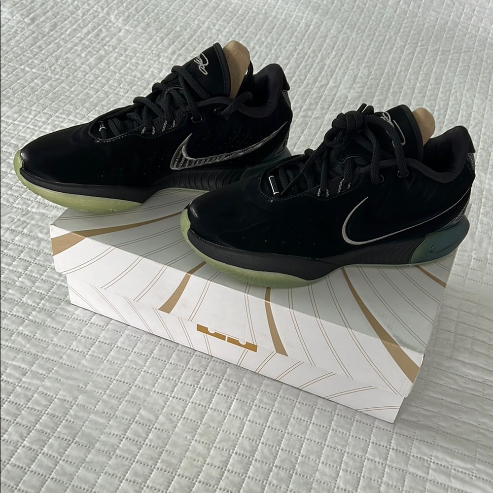 Nike Women’s Black and Green Shoes